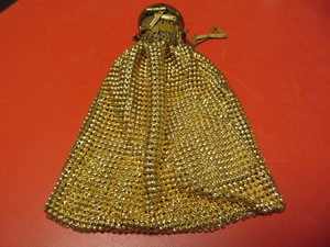 lot 822 image: WHITING & DAVIS BEGGARS BAG WITH GATE TOP AND WRIST STRAP