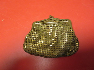 lot 825 image: WHITING & DAVIS GOLD MESH COIN PURSE WITH FILIGREE METAL FRAME