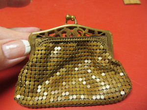 lot 826 image: WHITING & DAVIS GOLD MESH COIN PURSE WITH FILIGREE FRAME