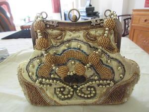 lot 835 image: BEAUTIFULLY DETAILED, UNBRANDED, BEADED EVENING BAG