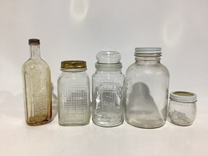 lot 128 image: Vintage Jars