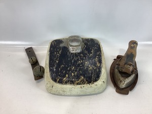 lot 77 image: VintageAntique Housewares