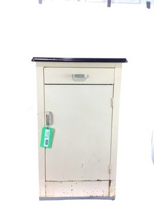 lot 17 image: Vintage Cabinet