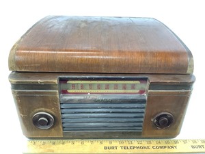 lot 20 image: Victrola 2 in 1