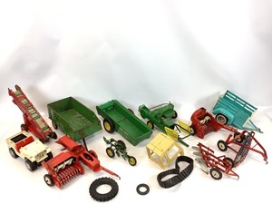 lot 8 image: Vintage Farm Toys