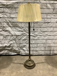 lot 149 image: Vintage Lamp