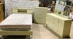 lot 140 image: Full Bedroom Set