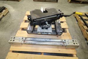 lot 253 image: Used Superglide 4100 Sliding 5th Wheel Hitch