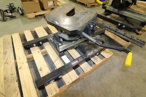 lot 254 image: Used 18K Superglide Sliding 5th Wheel Hitch