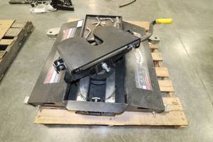 lot 257 image: Used Superglide 3100 12K Sliding 5th Wheel Hitch for 58 Bed