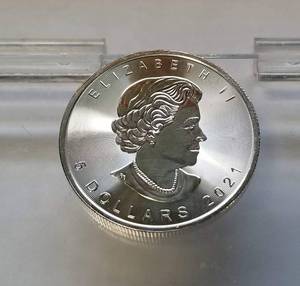 lot 33 image: 2021 CANADA $5 MAPLE LEAF 1 TROY OZ .9999 FINE SILVER