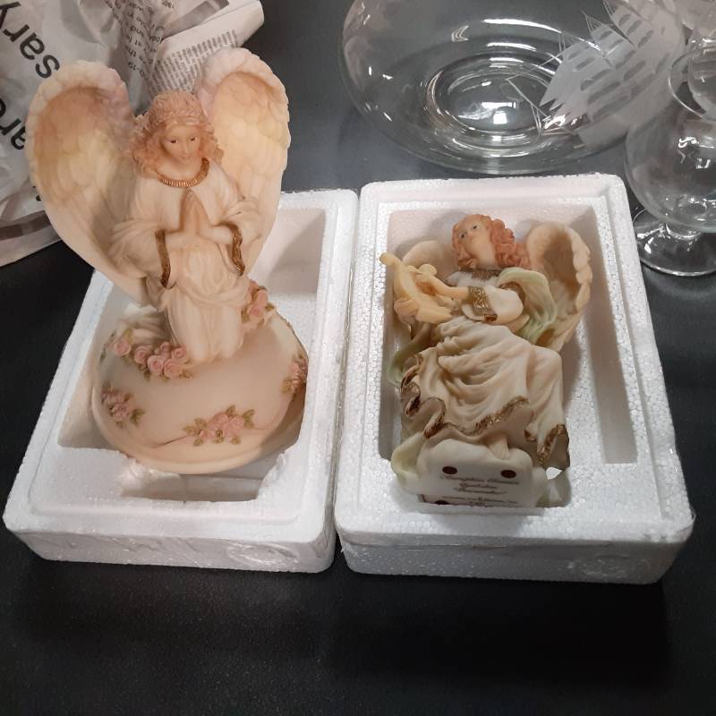 lot 24 image: Seraphim Classics Music Box Angel...