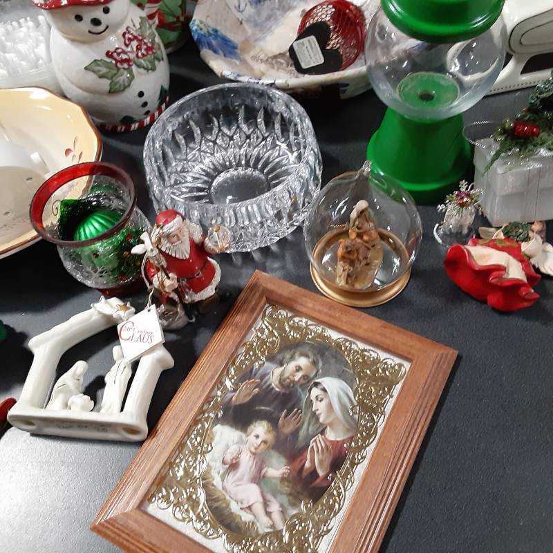 lot 28 image: Random Holiday Lot of Goodies See...