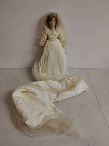 lot 118 image: The Princess Diana Bride Doll by the Danbury Mint