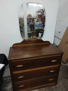 lot 122 image: Vintage Chittenden & Eastman Co Three Drawer Chest with Mirror