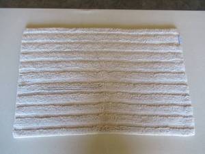 lot 30 image: Whitley Willows bath mat - 20in x 32in