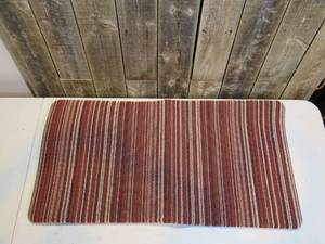 lot 28 image: IndoorOutdoor anti fatigue mat 39 in x 20 in