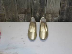 lot 21 image: Dream Pairs Elle Gold Size 6