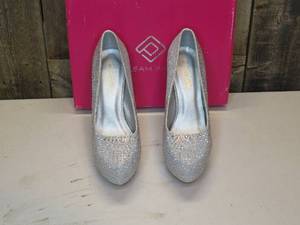 lot 24 image: Dream Pair Swan-30-Shine Silver Glitter Size 9.5