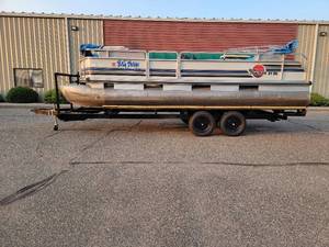 lot 6 image: 1992 Party Barge sun tracker 21DL - 20 Pontoon