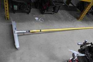lot 567 image: Garelick Roof Rake