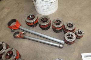 lot 613 image: Lot of (8) Pipe Thread Tools  - Ratchet Threader Handles (x2), Threader Heads (x6)