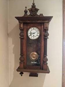 lot 42 image: Old-Fashioned Vintage Wooden Clock