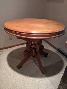 lot 43 image: Sturdy Round Walnut Table