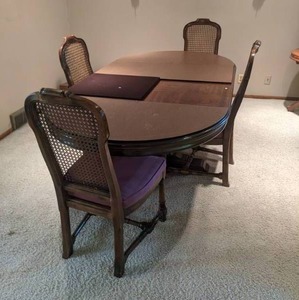 lot 46 image: Stunning Dining Room Table (29H x 84W x 44D), 4 Chairs, and Protective Pad