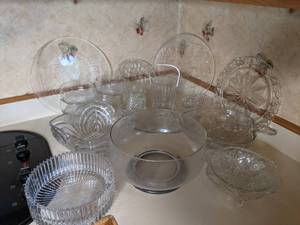 lot 52 image: Beautiful Glass and Crystal Dishes