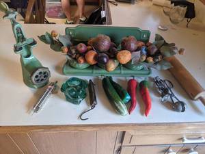 lot 53 image: Gorgeous Decorations and Old-fashioned Kitchen Utensils