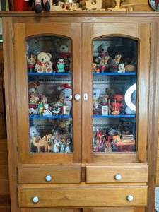 lot 27 image: Classic Wooden Display Cabinet