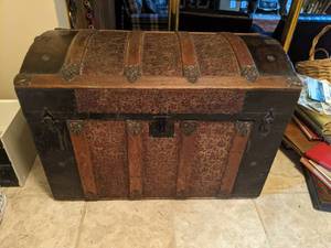 lot 10 image: Treasure Lot - Vintage Trunk w Christmas Inside
