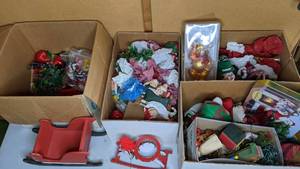 lot 305 image: Miscellaneous Christmas Decorations