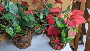 lot 315 image: Collection of All the Baskets, Christmas Floral Decor & Lap Table