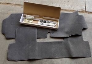 lot 301 image: Honda CRV Floor Mats ACURA Emblem and Badge, ACURA Grill