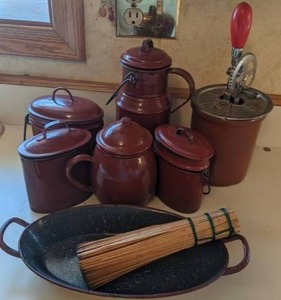 lot 68 image: Stunning Vintage Brownish Red French Graniteware (44)