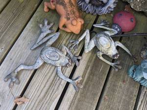 lot 76 image: Collection of Outdoor Decor - Frogs, Turtles & Wagon