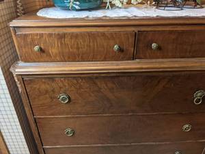 lot 250 image: Vintage Six Drawer Dresser with Contents
