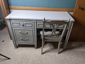 lot 99 image: Gorgeous Thomasville Desk with Chair
