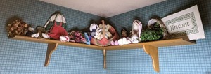 lot 109 image: Beautiful Corner Shelf w Bunny Dcor