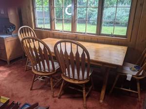 lot 89 image: Classic Solid Wood Dining Table and (4) Chairs