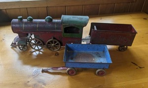 lot 92 image: Antique Toy Train and Wagon (3 of 3)