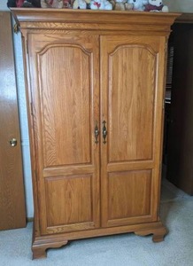 lot 95 image: Stately Kincaid Oak Armoire