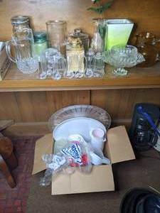 lot 276 image: Beautiful Vases, Pitchers, Serving Plates, and More Kitchen Items