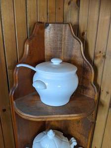 lot 121 image: Adorable 3-Tier Corner Shelf with (2) Soup Tureens and PitcherBowl Wash Set