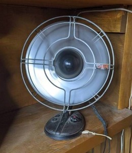 lot 288 image: Stay Cool with This Small Fan