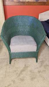 lot 225 image: Wicker Side Chair & Table Lamp with Shade