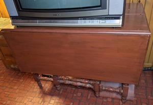 lot 453 image: Vintage Foldable Table with Extra Leaf