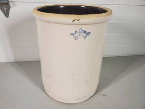 lot 18 image: Vintage Robinson Ransbottom 8 Gallon Crock
